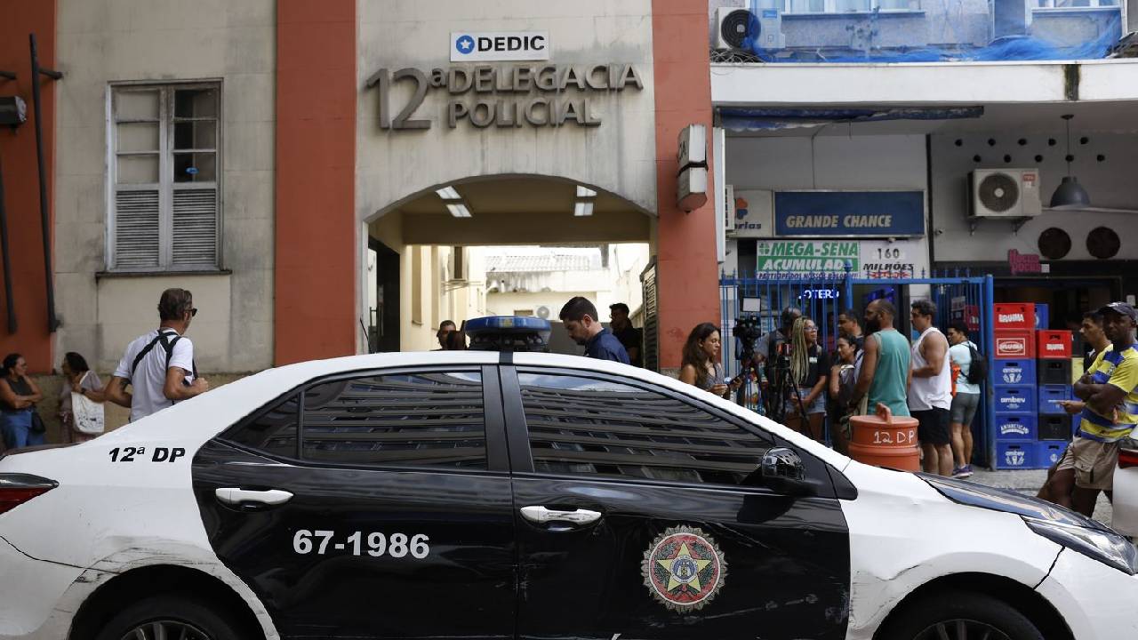 Adolescente envolvido em estupro coletivo no Rio se entrega à polícia