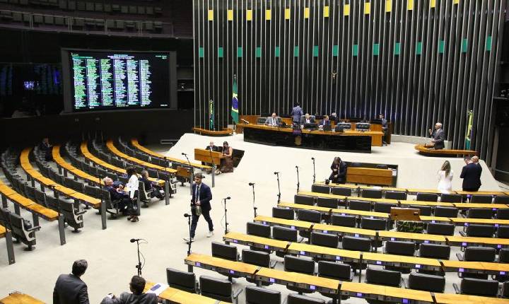Câmara aprova MP que torna obrigatória a aprovação em exame para exercer a medicina; acompanhe
