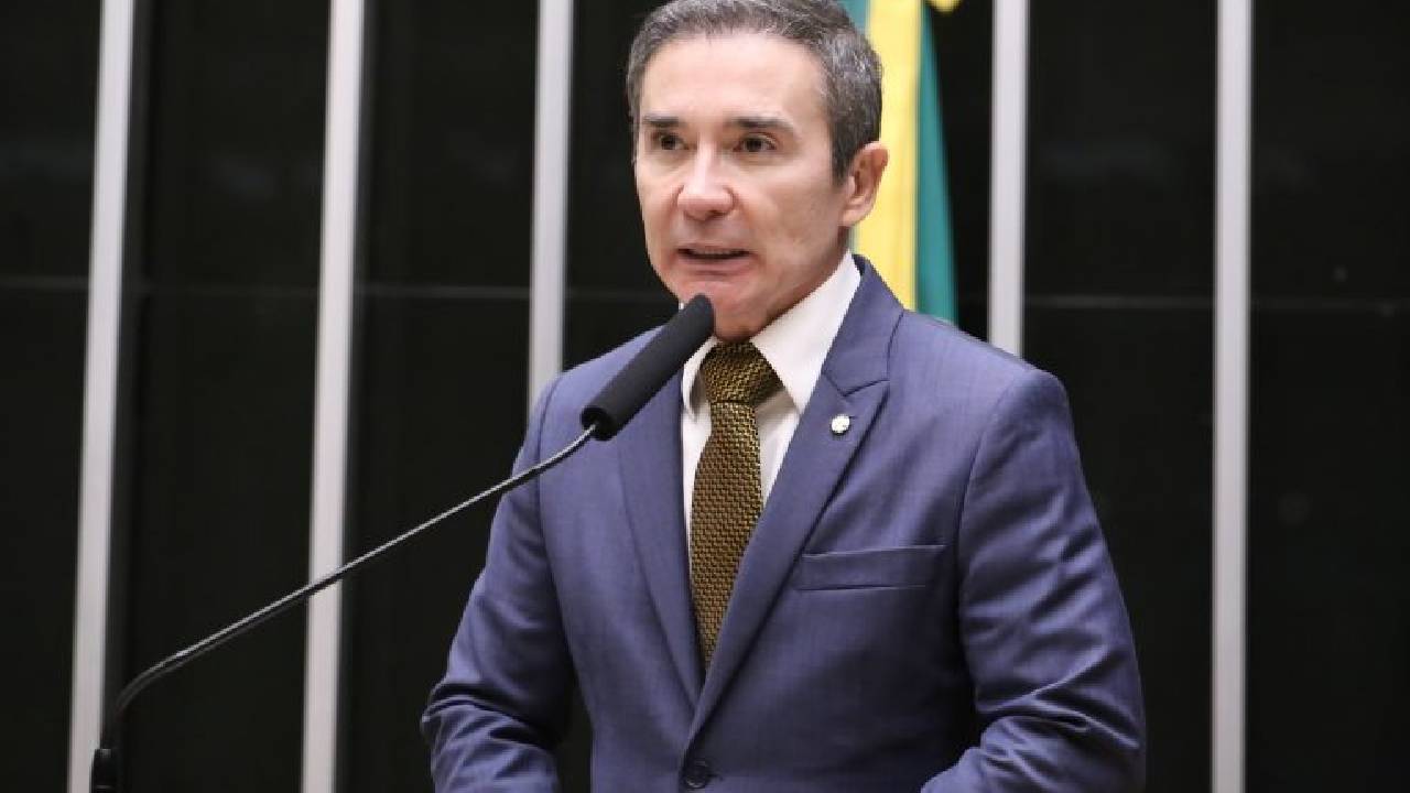 Comissão aprova fomento a curso gratuitos de Libras em universidade para família de pessoa com deficiência auditiva