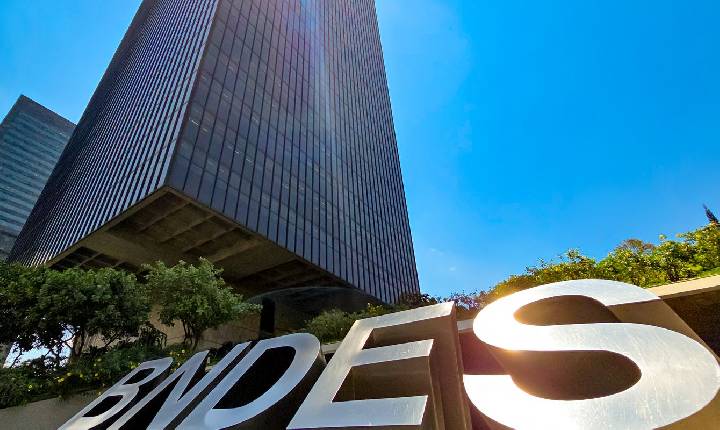 Confiança dos técnicos impulsiona bons resultados do BNDES, diz Lula