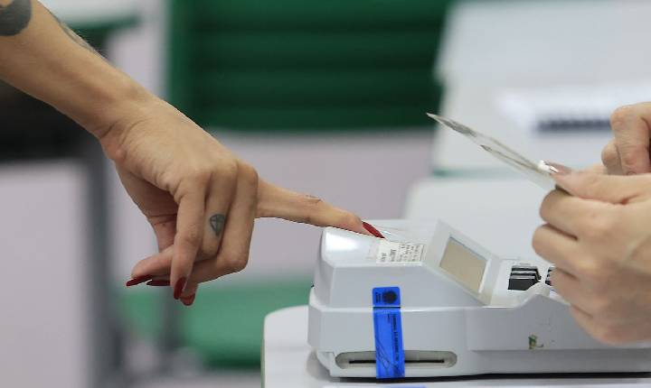 Eleitores vão cedo aos locais de votação no Rio, mesmo com chuva