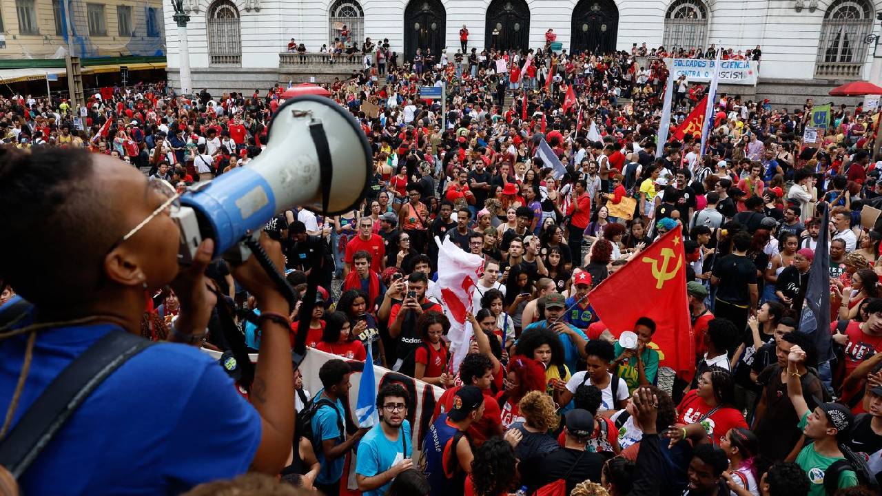 Estudantes fazem atos pelo país em apoio a Lula