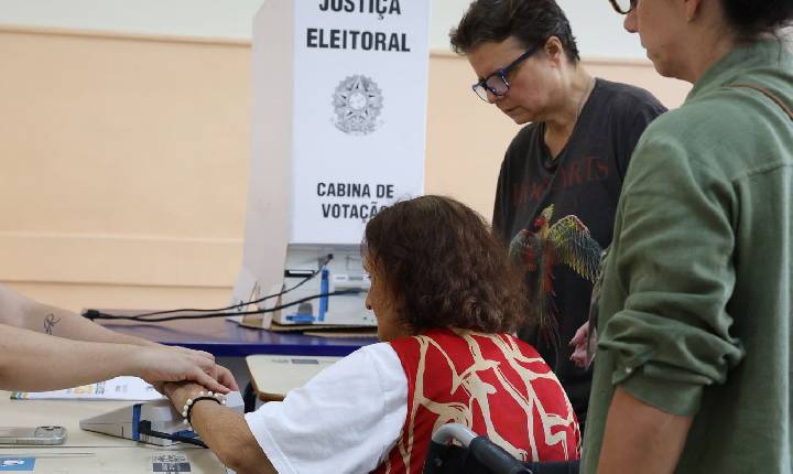 Primeiro turno contou com 43% mais eleitores de ao menos 70 anos