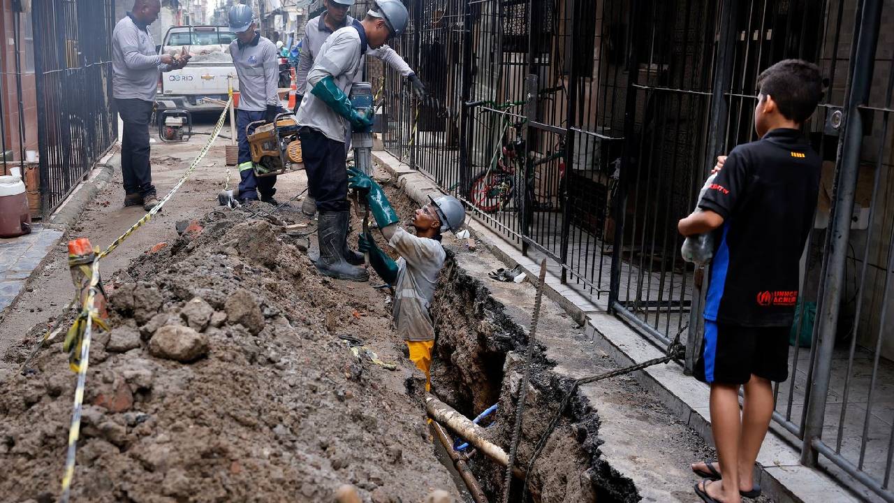 Professora alerta para endividamento com taxa de água e esgoto na Maré