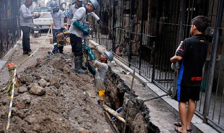 Professora alerta para endividamento com taxa de água e esgoto na Maré
