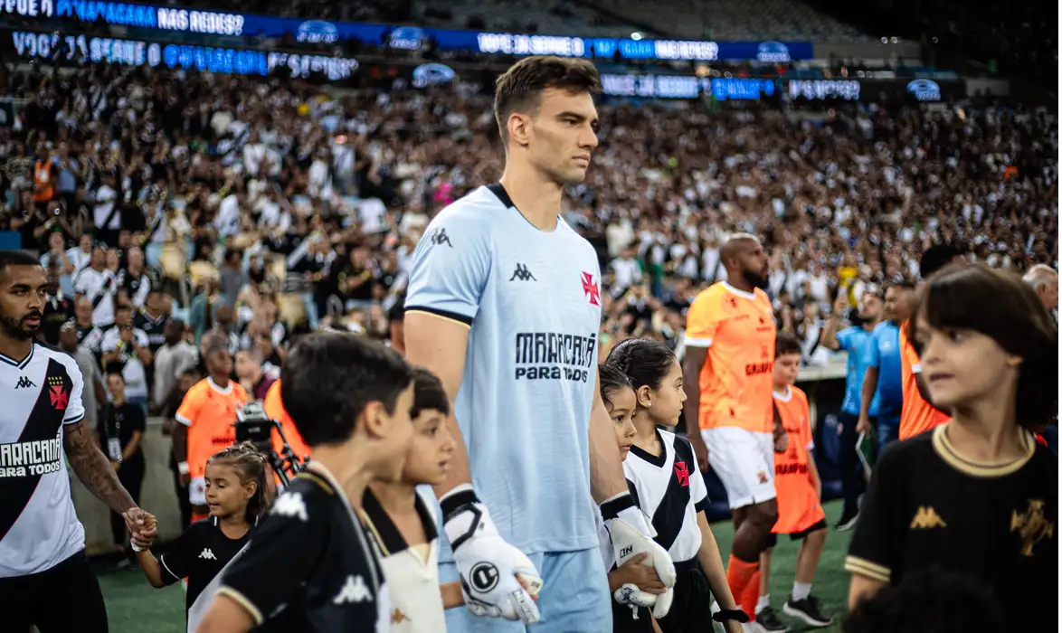 ádio Nacional transmite partida decisiva a partir das 16h
