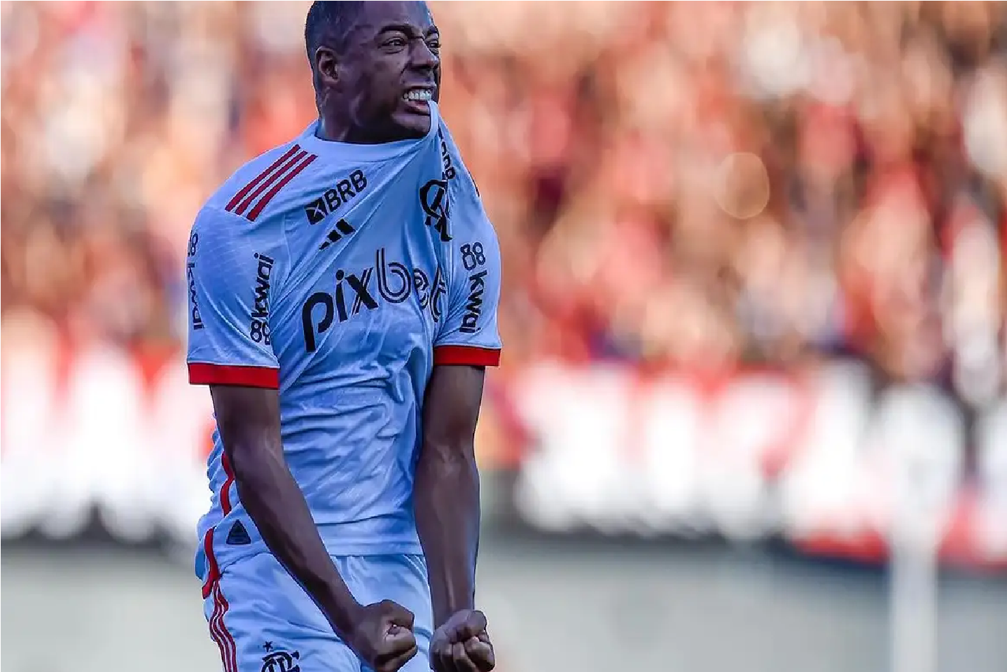Fla marca no fim e vence Atlético-GO na estreia do Brasileirão
