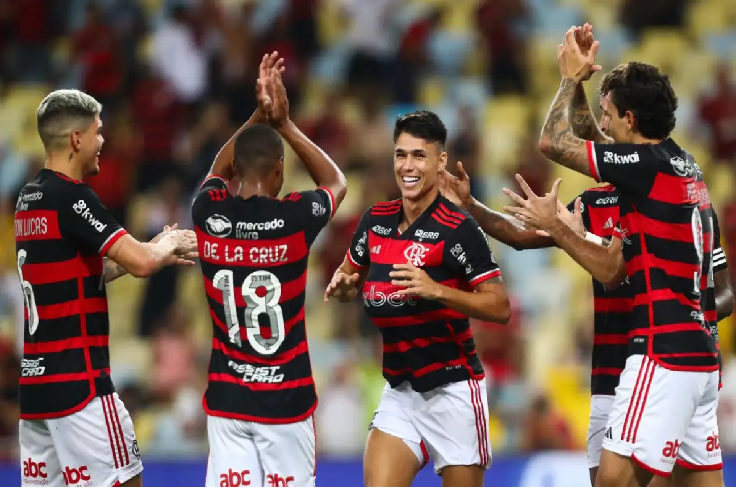 Flamengo derrota São Paulo e assume liderança do Brasileiro