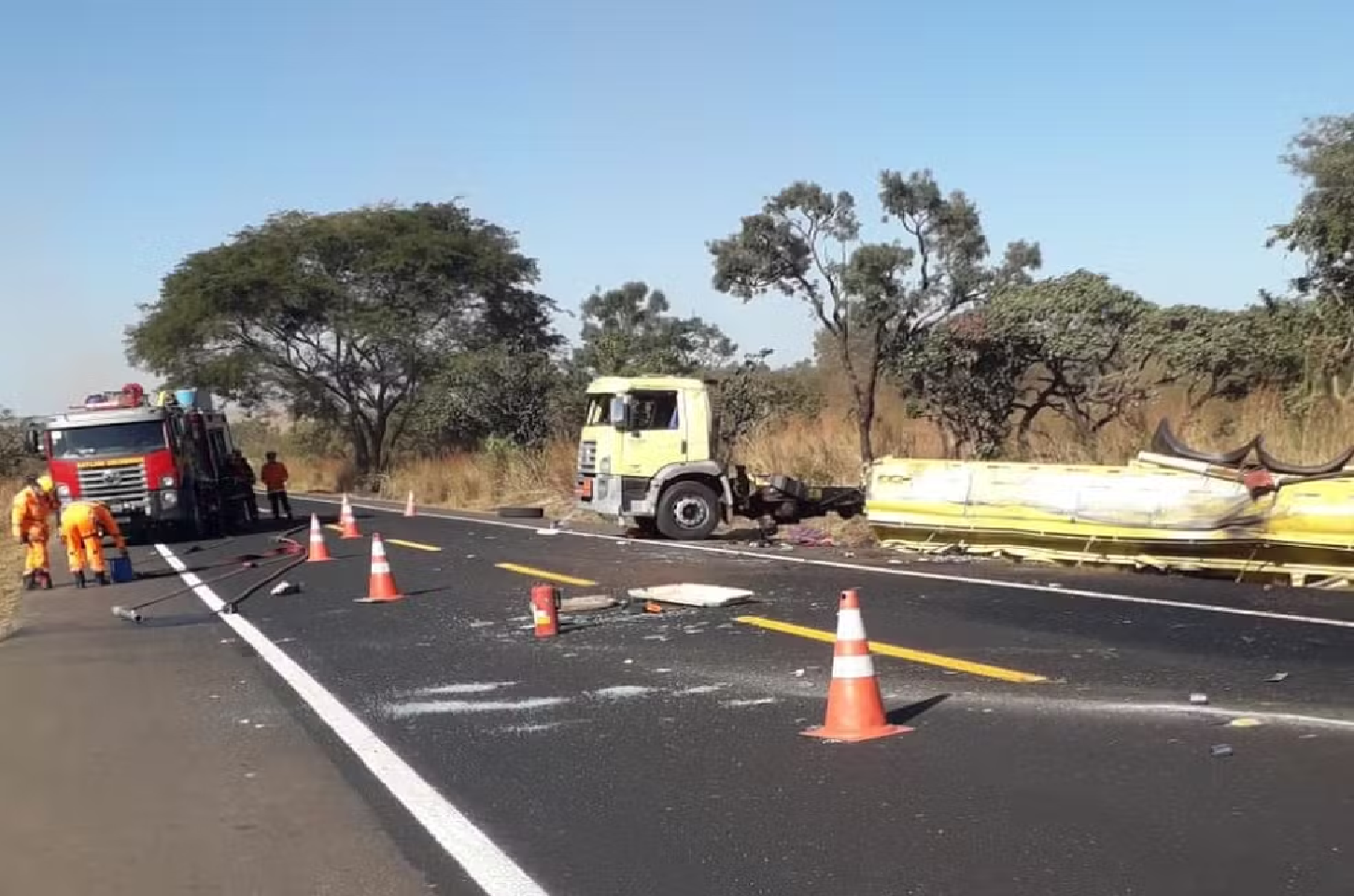 Caminhão tomba com combustível