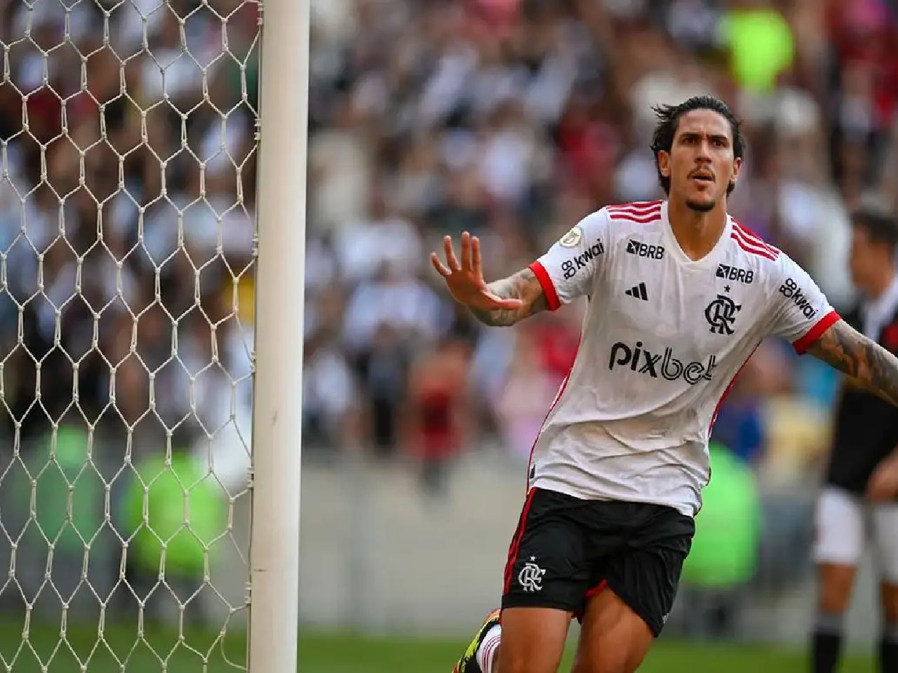 Flamengo aplica 6 a 1 no Vasco e vira líder provisório do Brasileirão