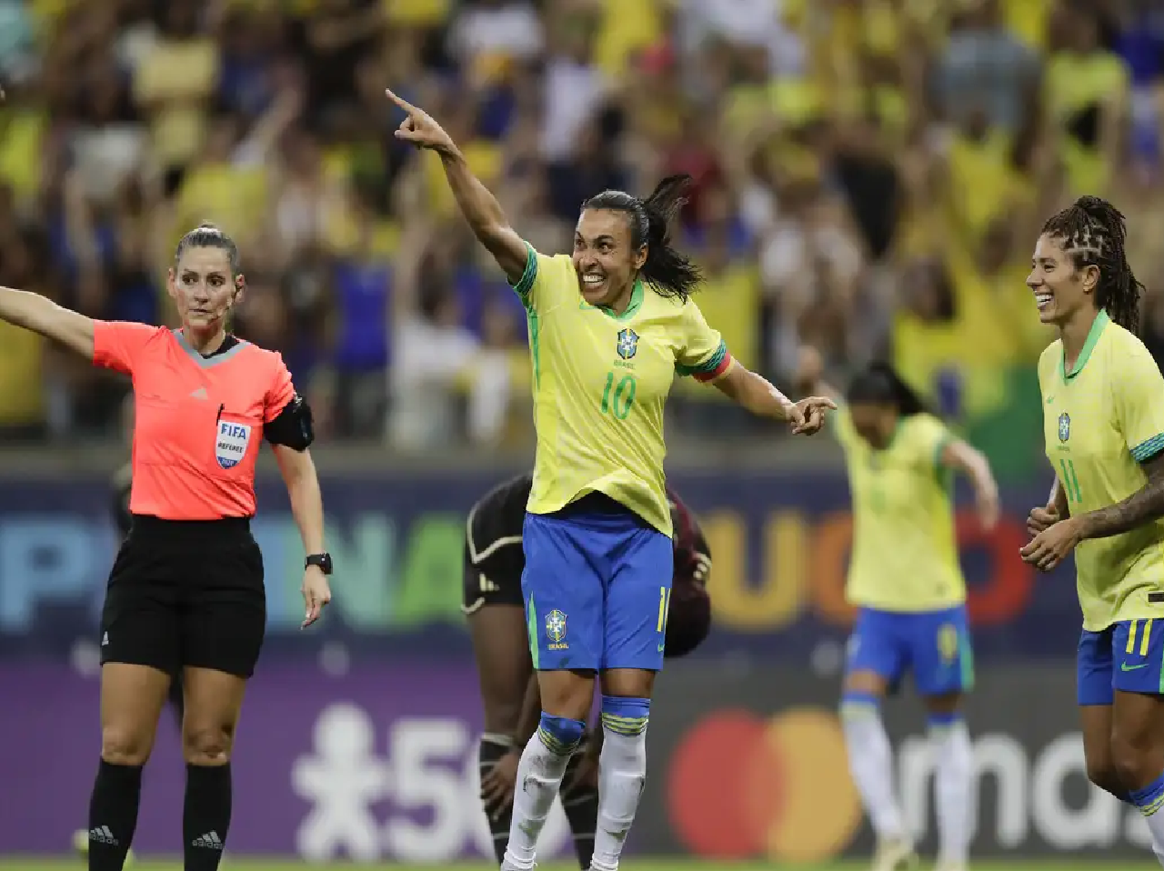 Renovada, seleção feminina goleia Jamaica na Arena Pernambuco
