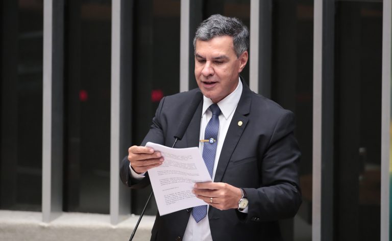 Projeto limita a rolagem contínua de vídeos em redes sociais para proteger saúde mental