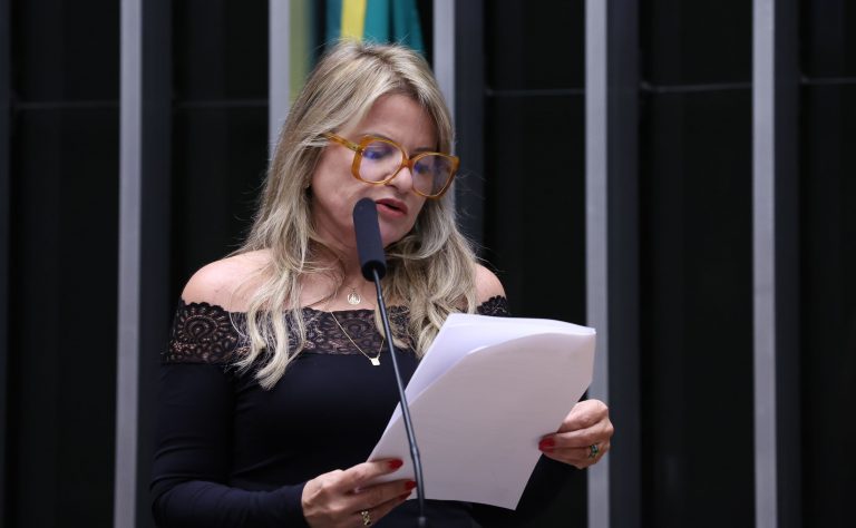 Câmara aprova consultas no SUS para orientação sobre saúde reprodutiva de meninas e meninos
